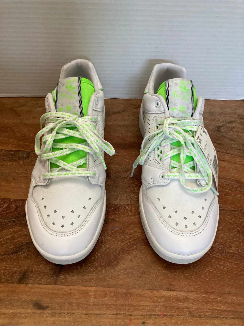 Adidas Slamcourt Stars Women’s White Sneakers with Neon Green Accents Size 7.5